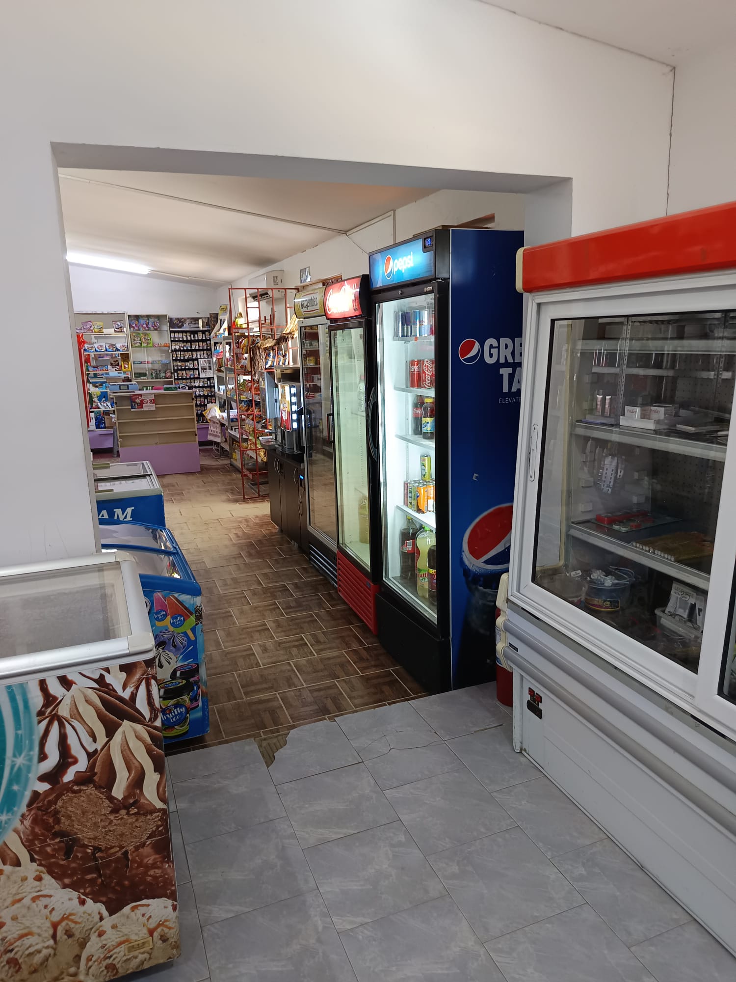 Zona de alimente — frigidere și rafturi