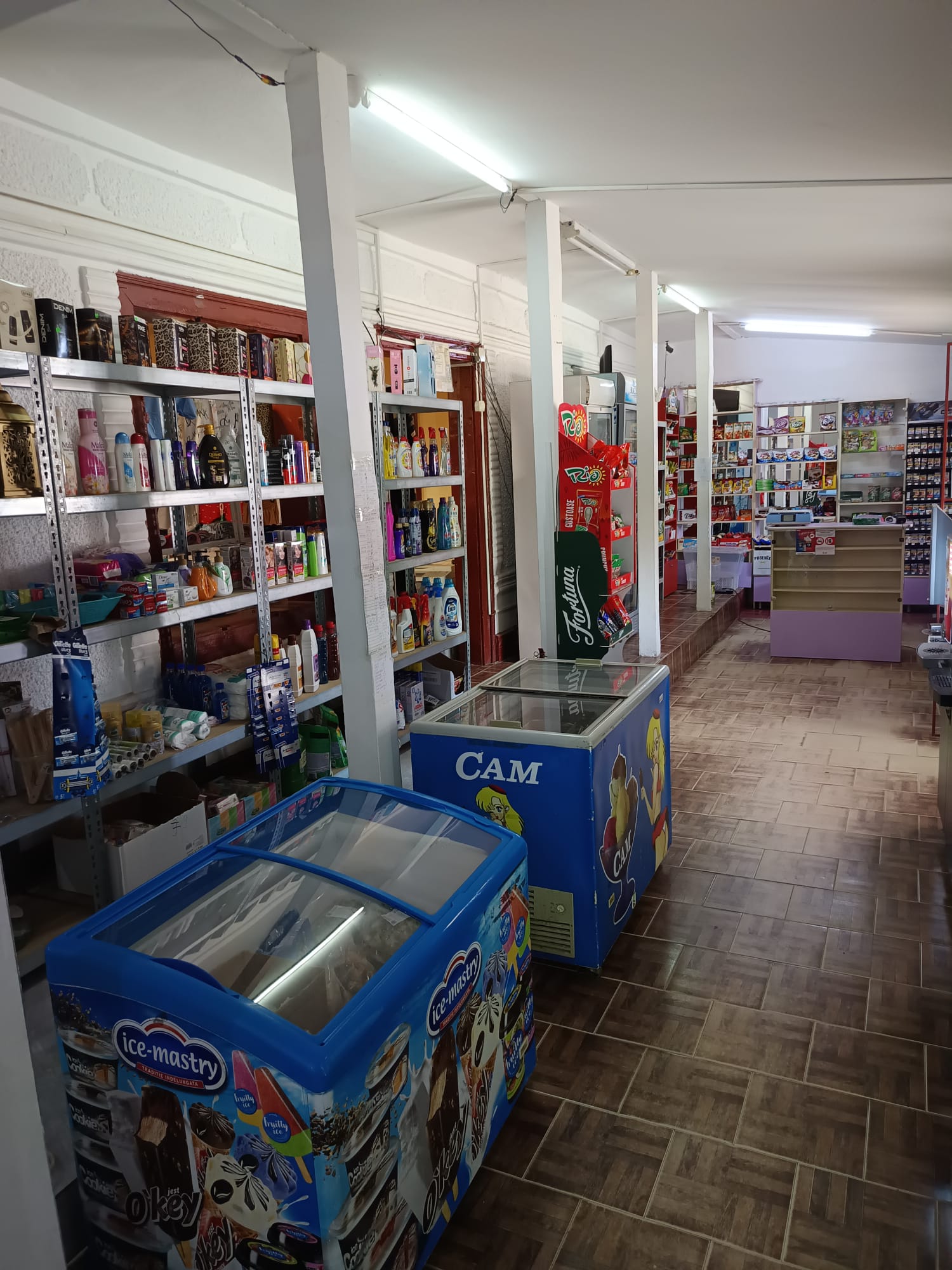 Haine, sandale și lenjerie