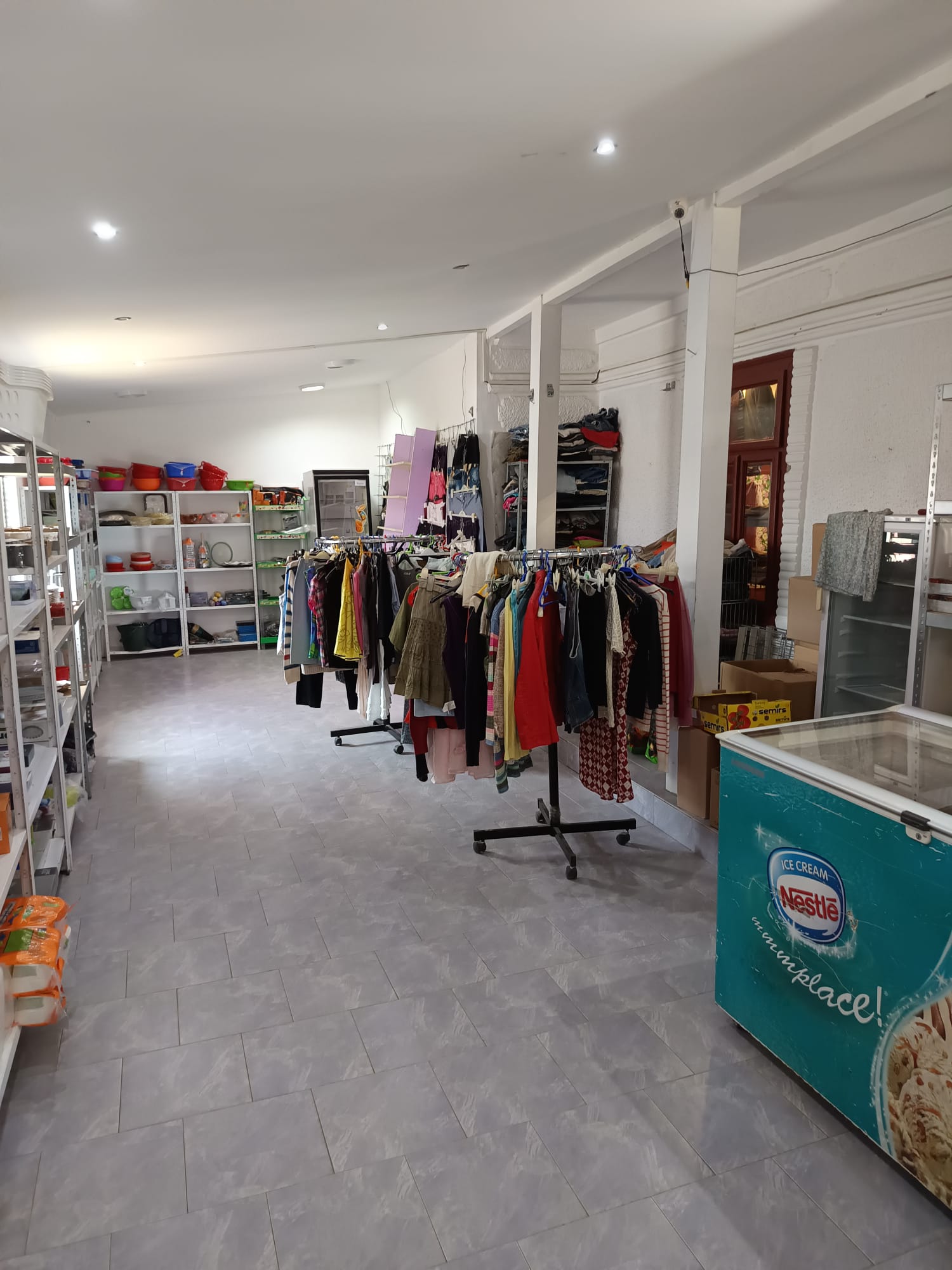 Secțiunea second-hand cu stendere